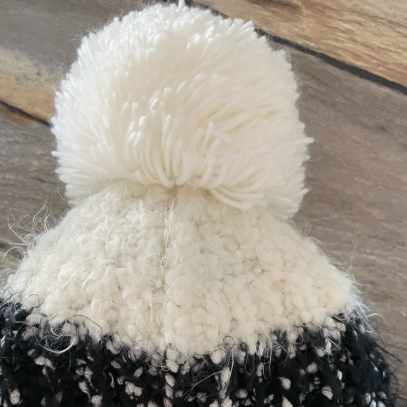 CUDDL DUDS BLK/WHITE WOMENS BEANIE HAT WITH TASSEL - Picture 3 of 6